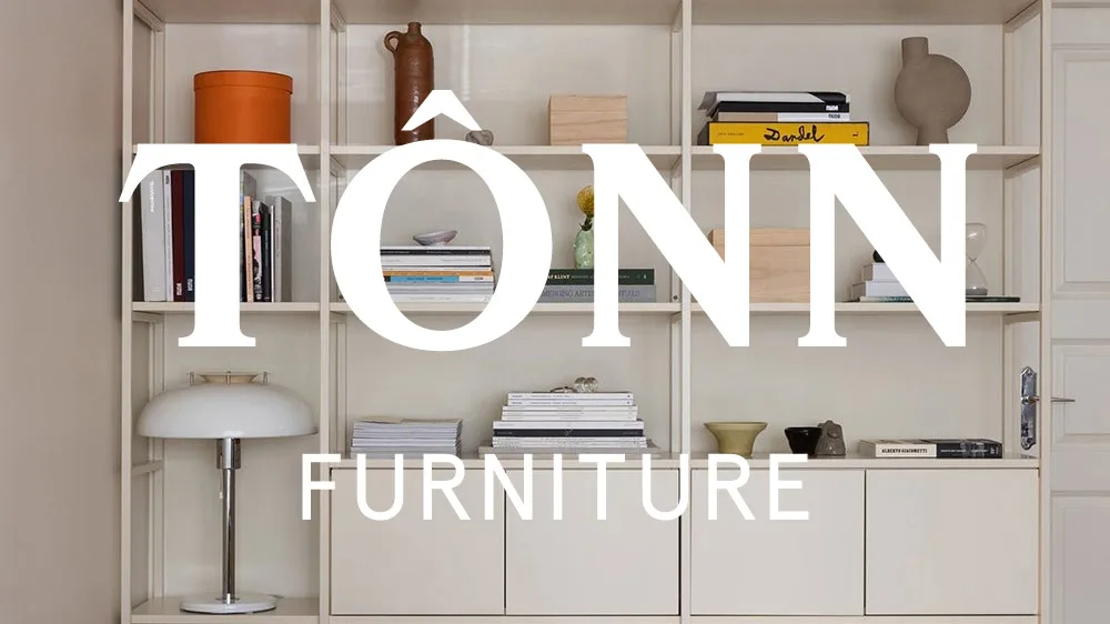 Vit modulär hylla fylld med böcker och dekorativa föremål, med texten 'TÔNN FURNITURE' över.