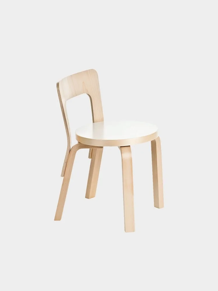 Ljus trästol med en rund vit sits och ett ryggstöd med handtag.