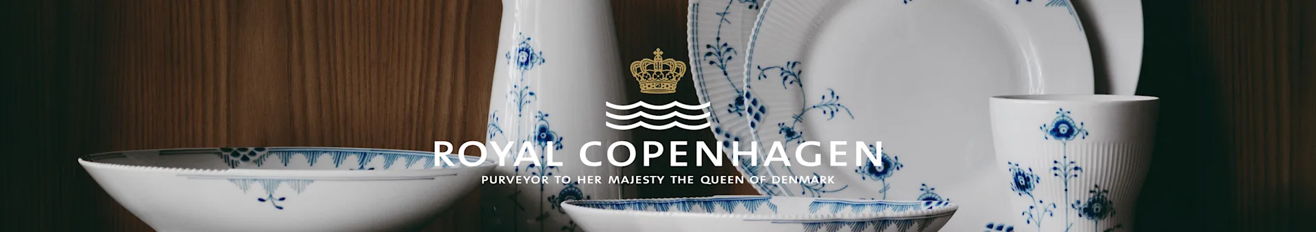 Royal Copenhagen vitt porslinsservis med blått blommönster: skålar, tallrikar och en mugg.