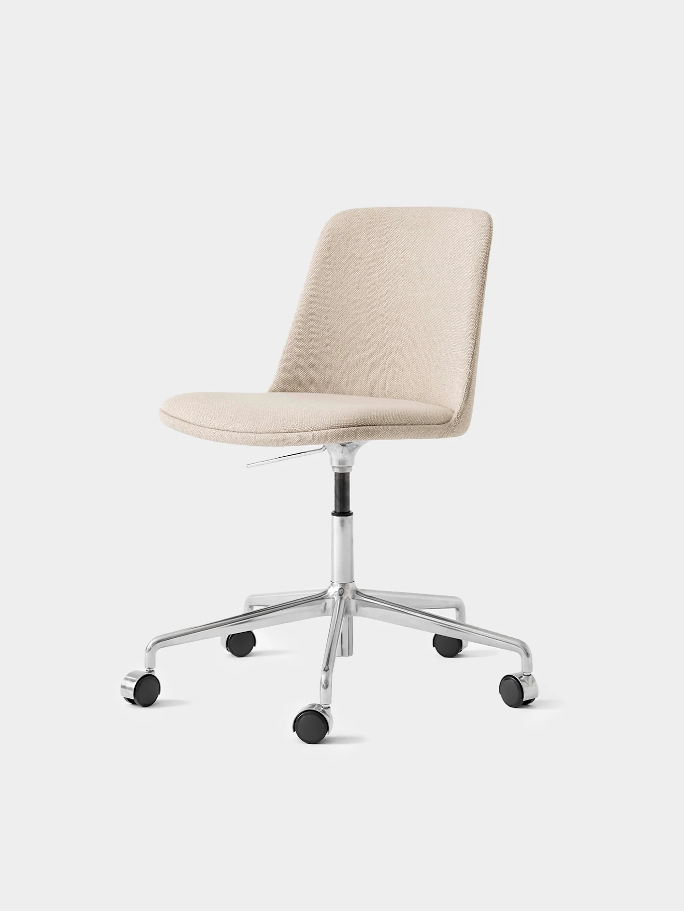 Beige kontorsstol med klädd sits och rygg. Kromad bas med hjul.