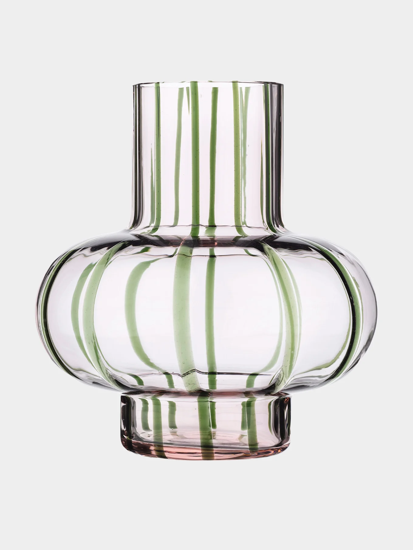 Transparent glasvas med gröna vertikala ränder och en rundad mittsektion.