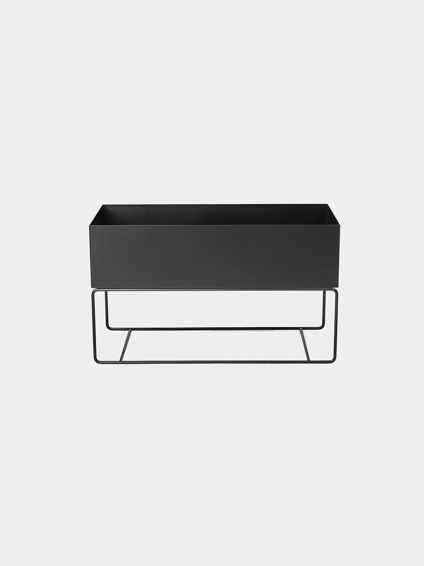 Svart rektangulär planteringslåda på ett minimalistiskt stativ i svart metalltråd.