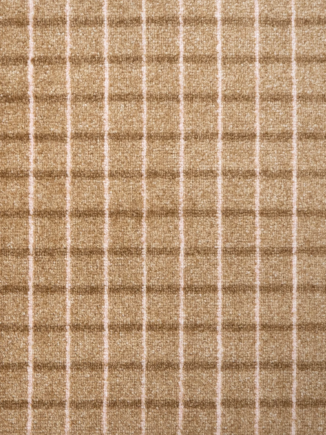 Brunbeige matta med rutmönster och ljusare vertikala och horisontella ränder.
