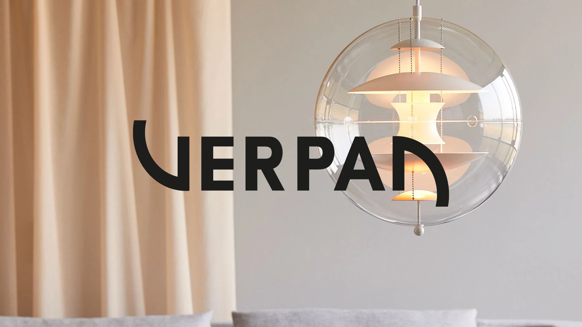 VERPAN-logotyp över en klar, sfärisk taklampa med vita, skiktade reflektorer.