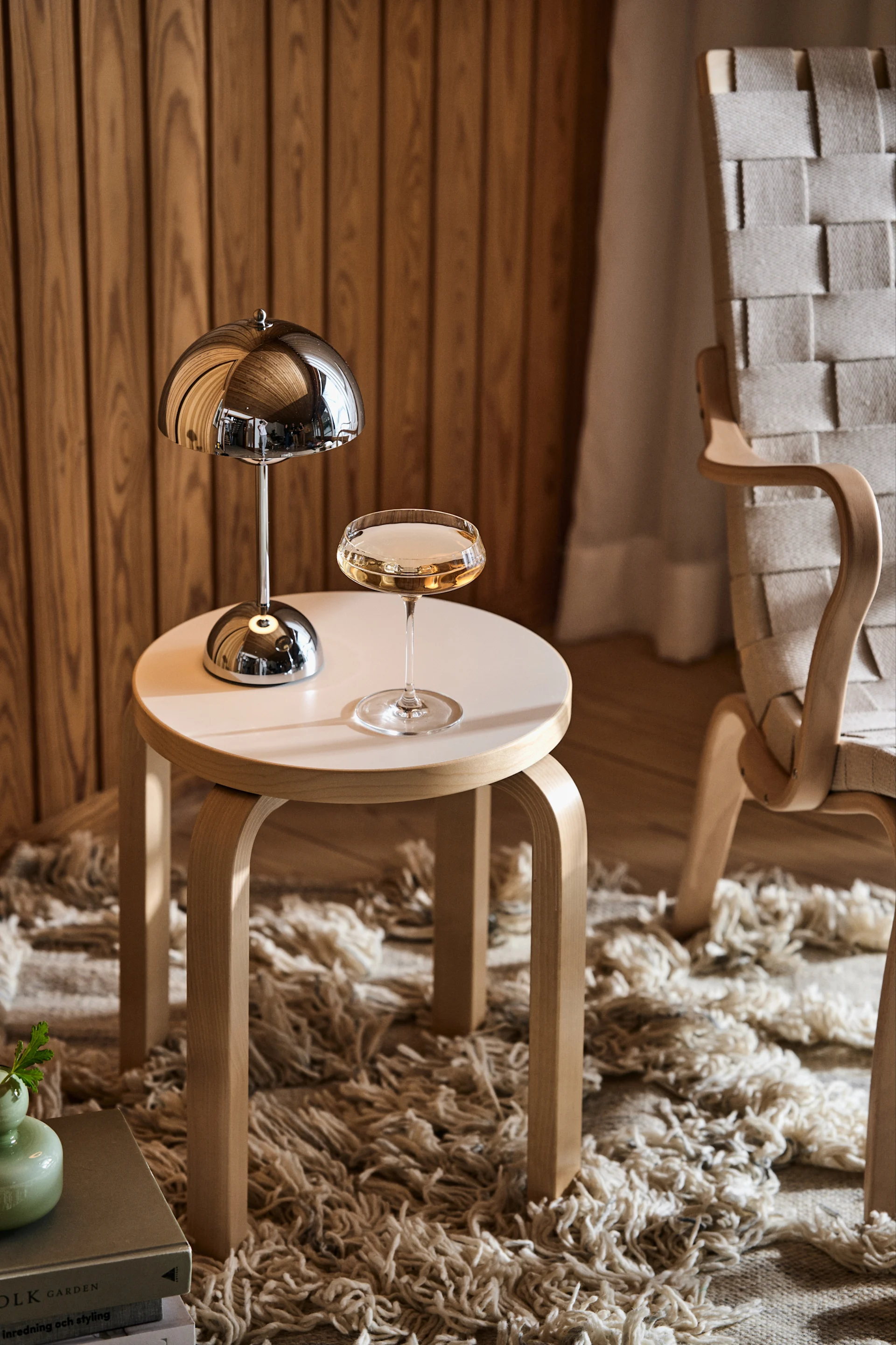Presenttips till den designintresserade kan exempelvis vara Flowerpot VP9 lampa i krom, här placerad på E60 pall i björk bredvid Eva fåtölj av Bruno Mathsson.
