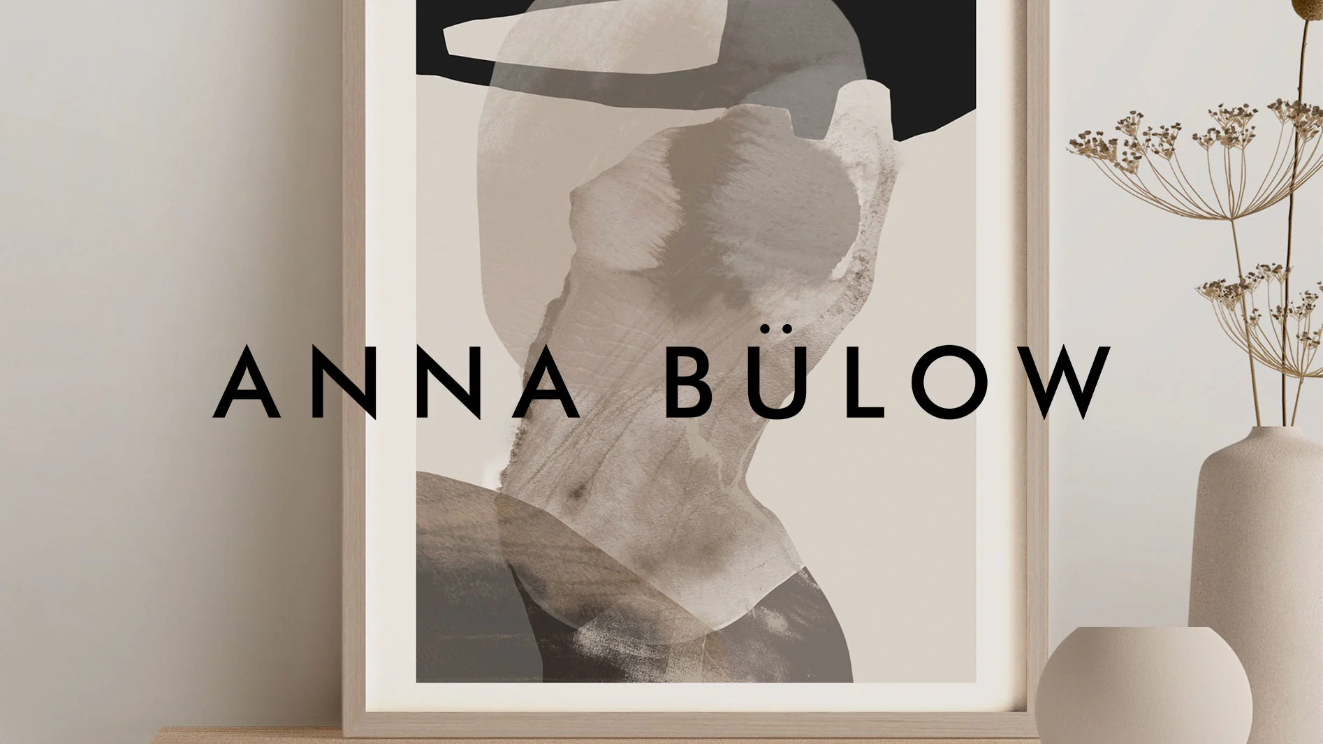 Abstrakt konstverk i varma toner med texten ANNA BÜLOW, bredvid vaser med torkade blommor.