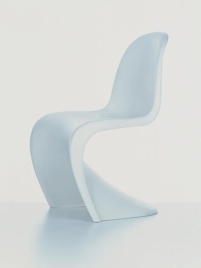 En ljusblå, S-formad stol med en modern, skulptural design.