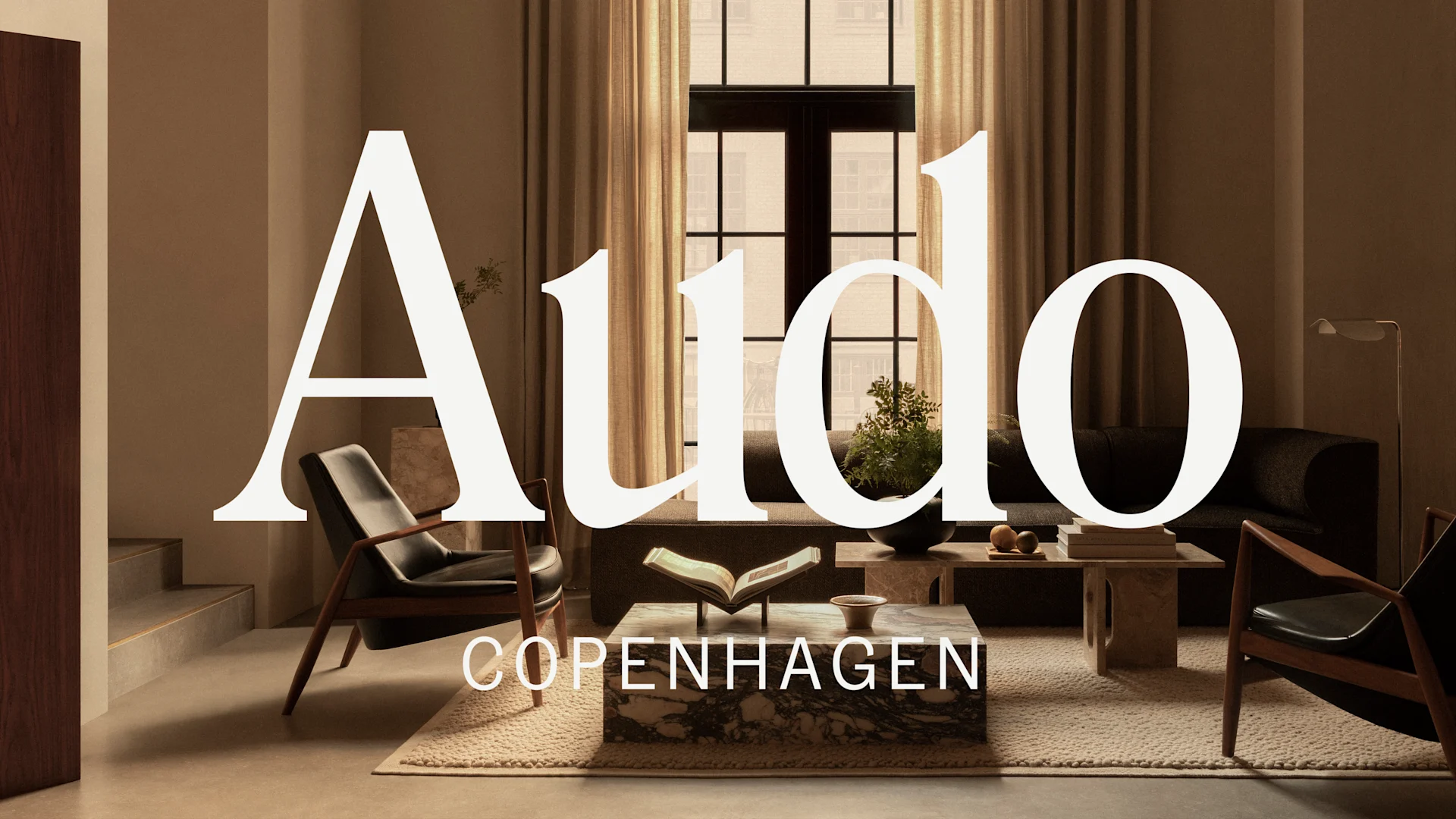 En minimalistisk, varm interiör med texten "Audo Copenhagen", som visar ett elegant vardagsrum med ett stort fönster, mörk fåtölj, marmorbord och soffa.