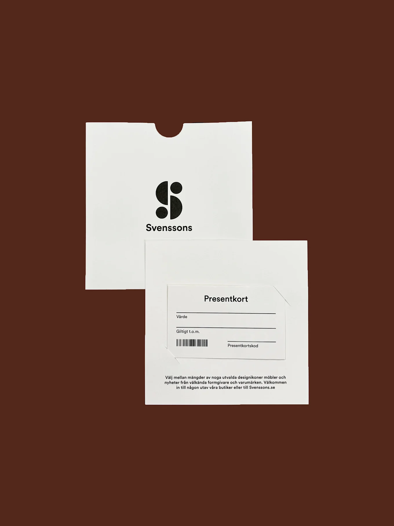 Vitt Svenssons presentkort med logotyp och information om värde, giltighet och kod, delvis täckt av ett matchande kuvert.